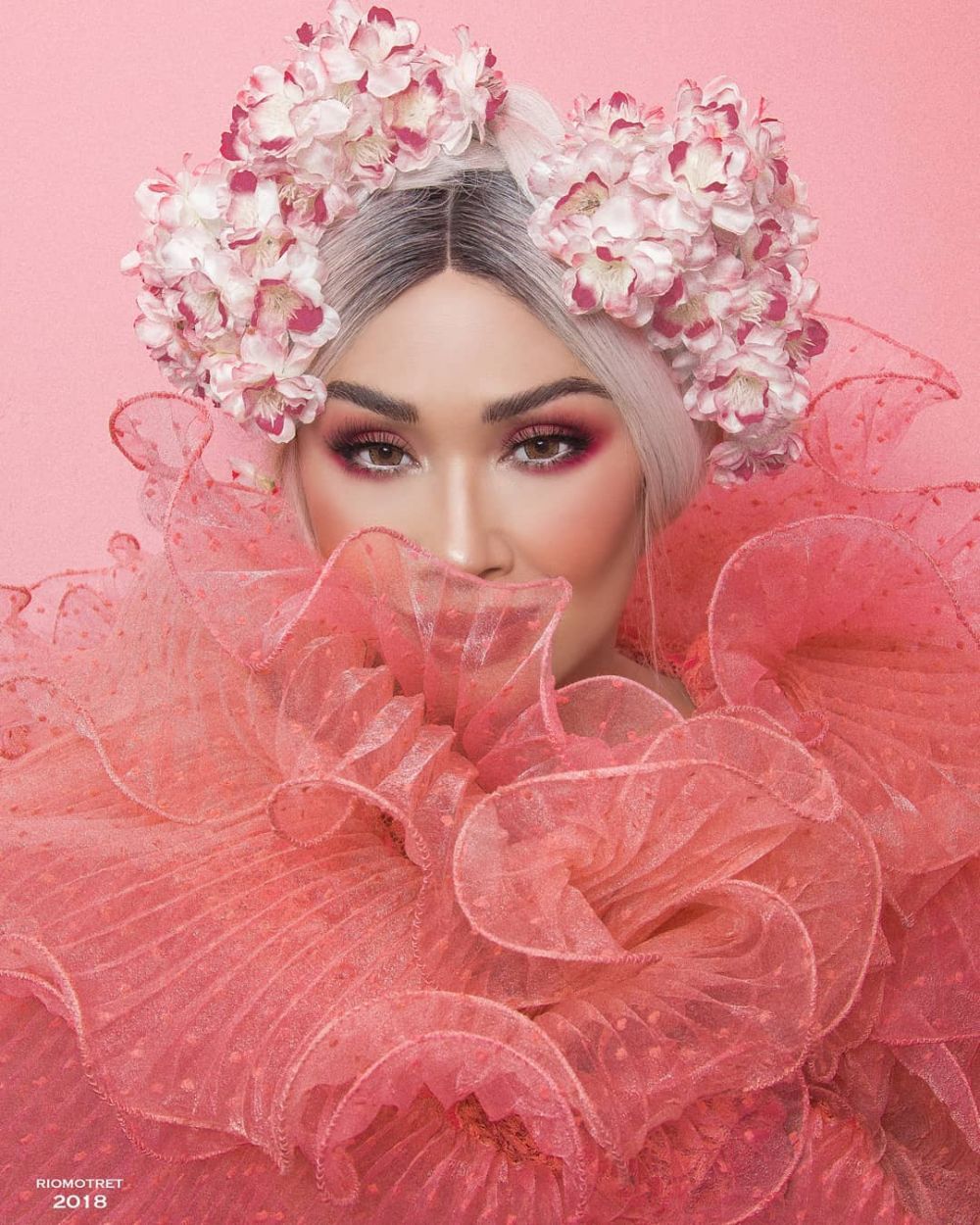 7 Gaya pemotretan Titi DJ ini bak dunia fantasi, bikin terpukau