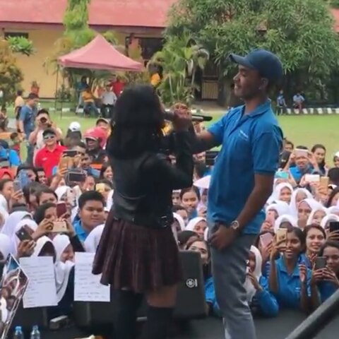 7 Aksi Marion Jola godain cowok sambil nyanyi, bikin panas dingin