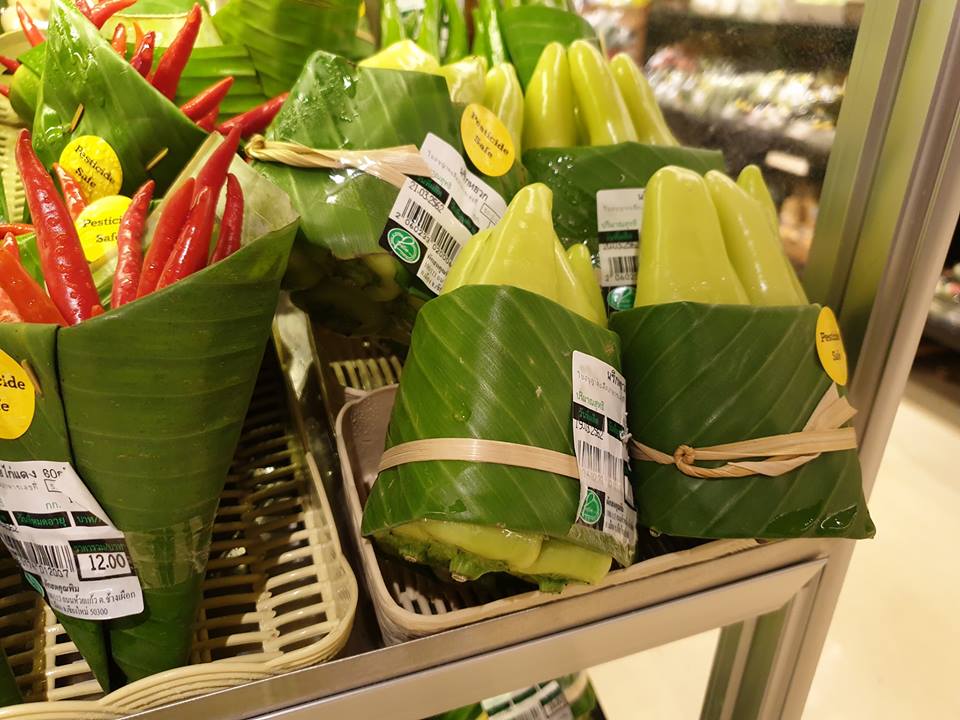 9 Foto viral supermarket jual produk dibungkus daun pisang, salut