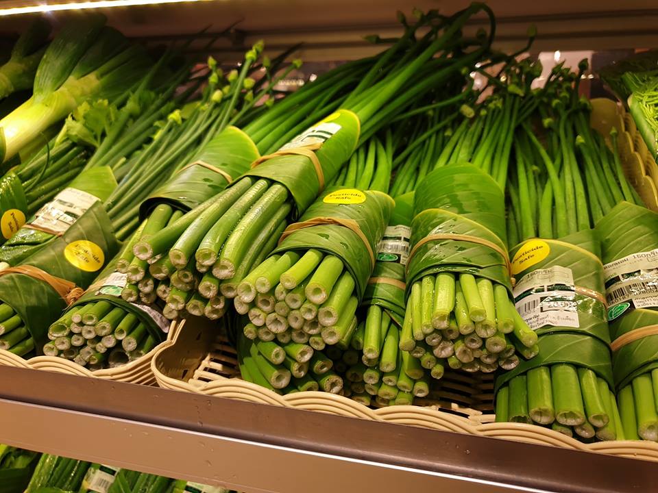 9 Foto viral supermarket jual produk dibungkus daun pisang, salut