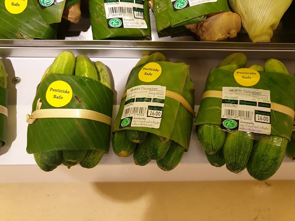 9 Foto viral supermarket jual produk dibungkus daun pisang, salut