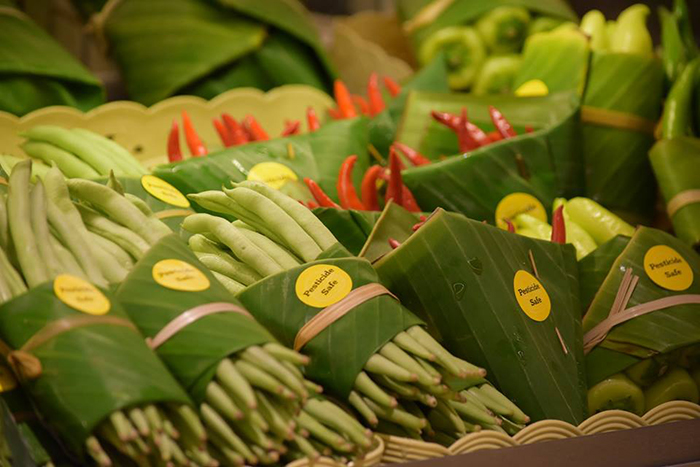 9 Foto viral supermarket jual produk dibungkus daun pisang, salut