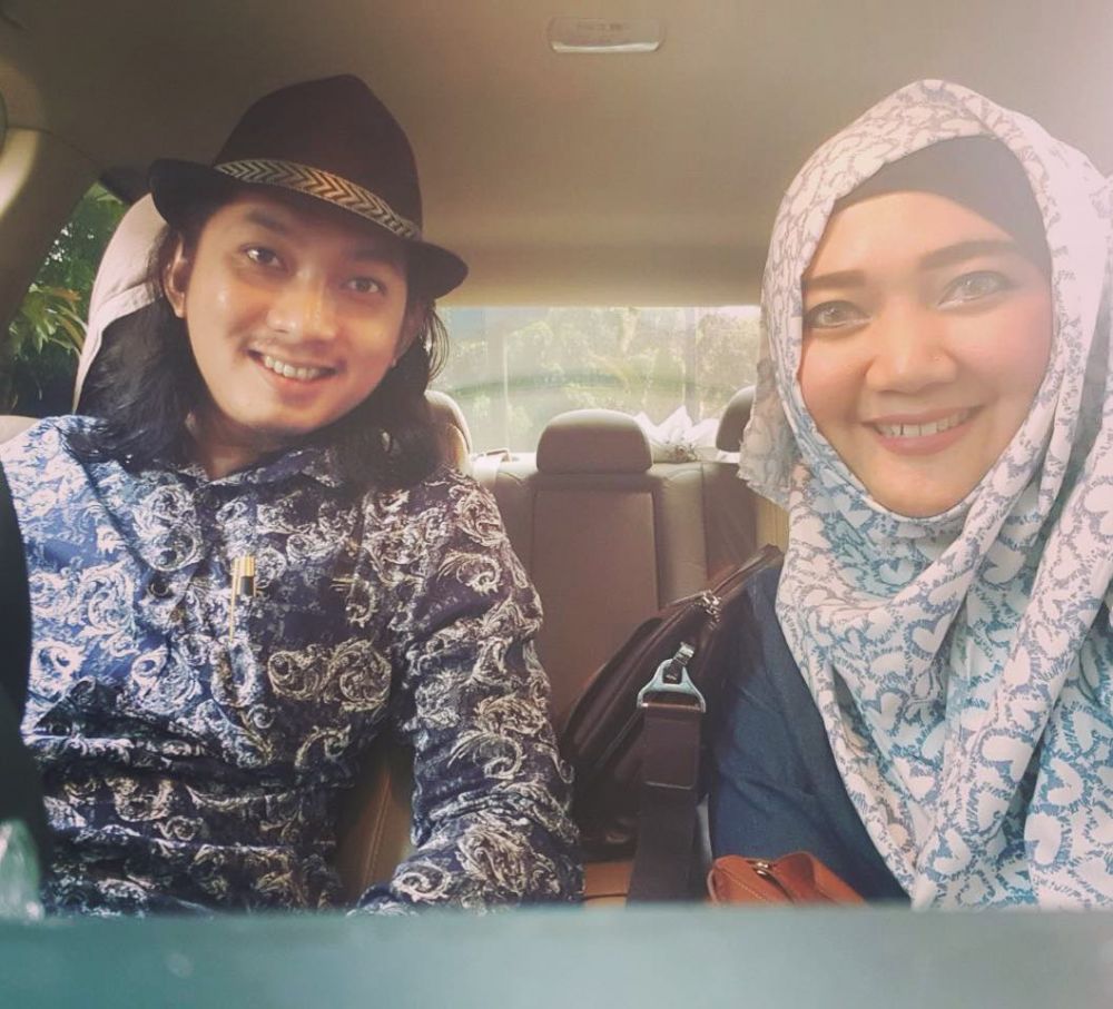 Jarang tersorot, ini 10 potret mesra Sulis 'Cinta Rasul' & suami