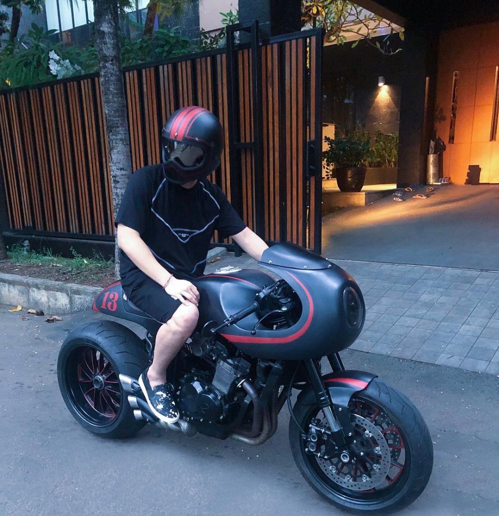 8 Potret Ajun Perwira naik motor gede ini gahar abis