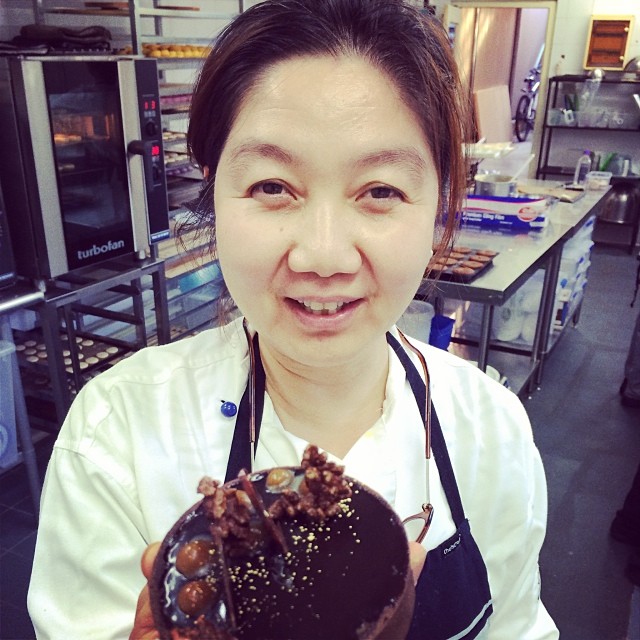 8 Potret kedekatan Chef Arnold dan ibunya, sama-sama jago masak