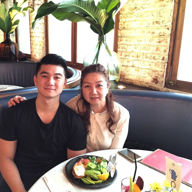 8 Potret kedekatan Chef Arnold dan ibunya, sama-sama jago masak