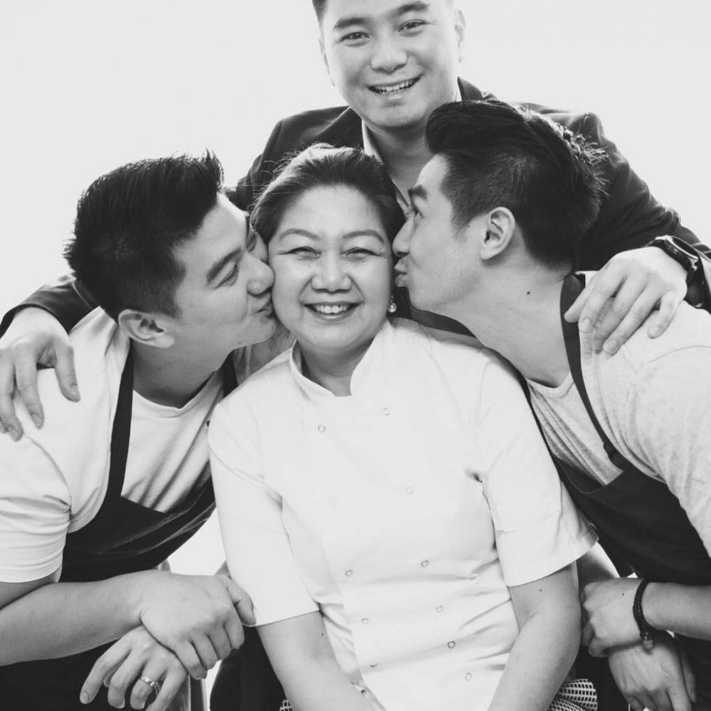 8 Potret kedekatan Chef Arnold dan ibunya, sama-sama jago masak