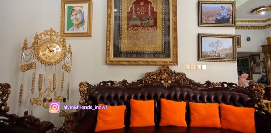 8 Potret rumah Mamah Dedeh, interiornya berwarna emas
