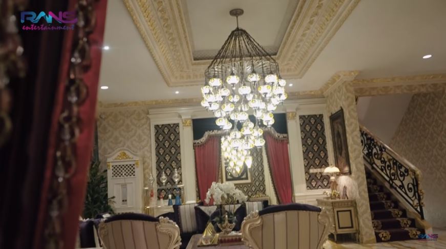 20 Penampakan rumah mewah 'Crazy Rich Pondok Indah', bergaya Turki