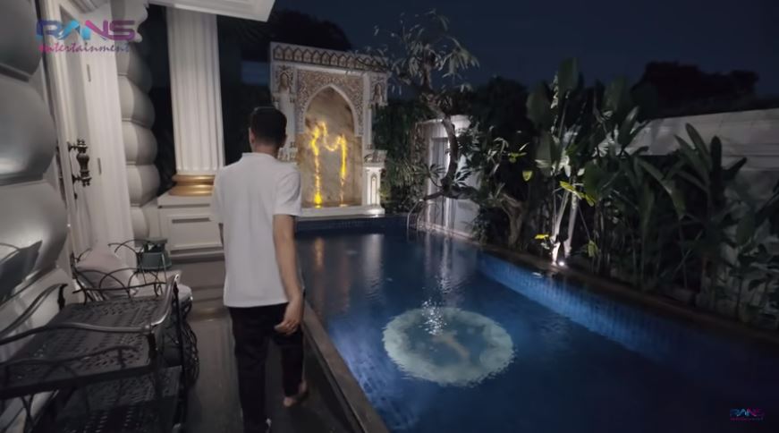 20 Penampakan rumah mewah 'Crazy Rich Pondok Indah', bergaya Turki