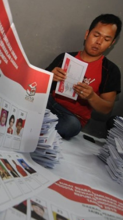 Surat suara tercoblos, KPU siap koreksi pelaksanaan pemilu di Malaysia