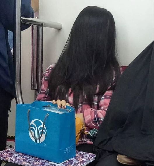 15 Potret lucu kelakuan penumpang saat naik kereta, posenya unik