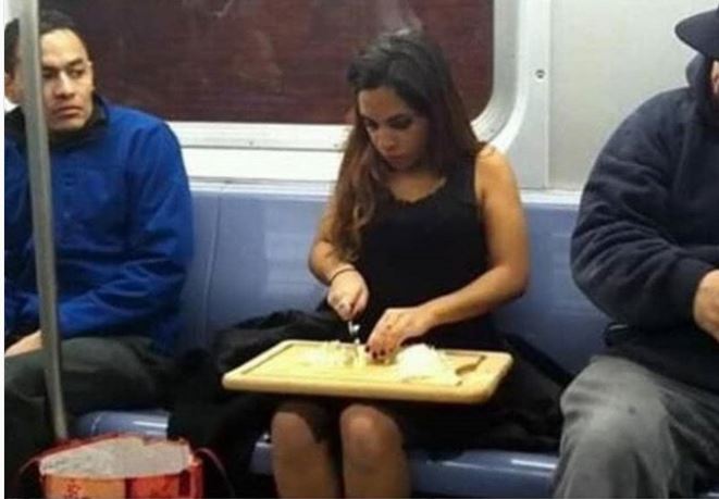 15 Potret lucu kelakuan penumpang saat naik kereta, posenya unik