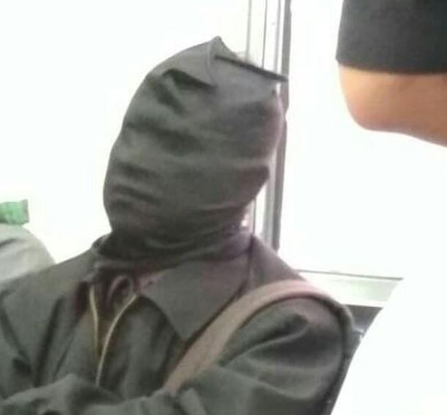 15 Potret lucu kelakuan penumpang saat naik kereta, posenya unik