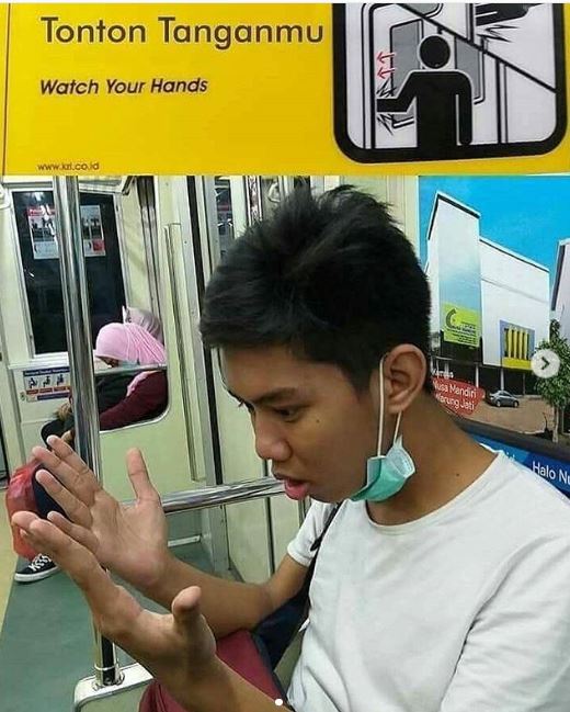 15 Potret lucu kelakuan penumpang saat naik kereta, posenya unik
