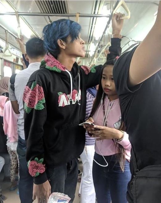 15 Potret lucu kelakuan penumpang saat naik kereta, posenya unik