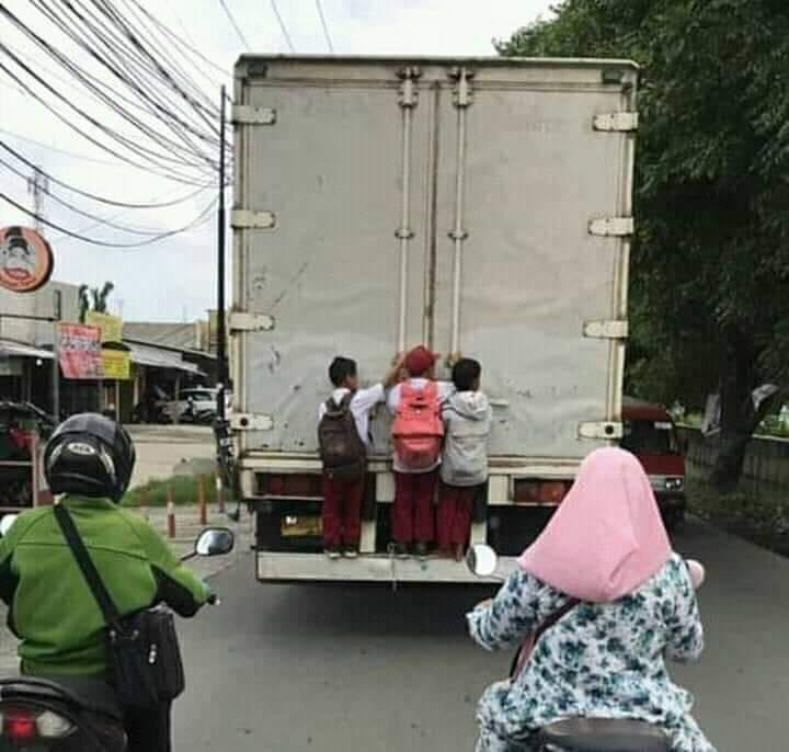 11 Tingkah absurd siswa waktu pulang sekolah ini bikin ngelus dada