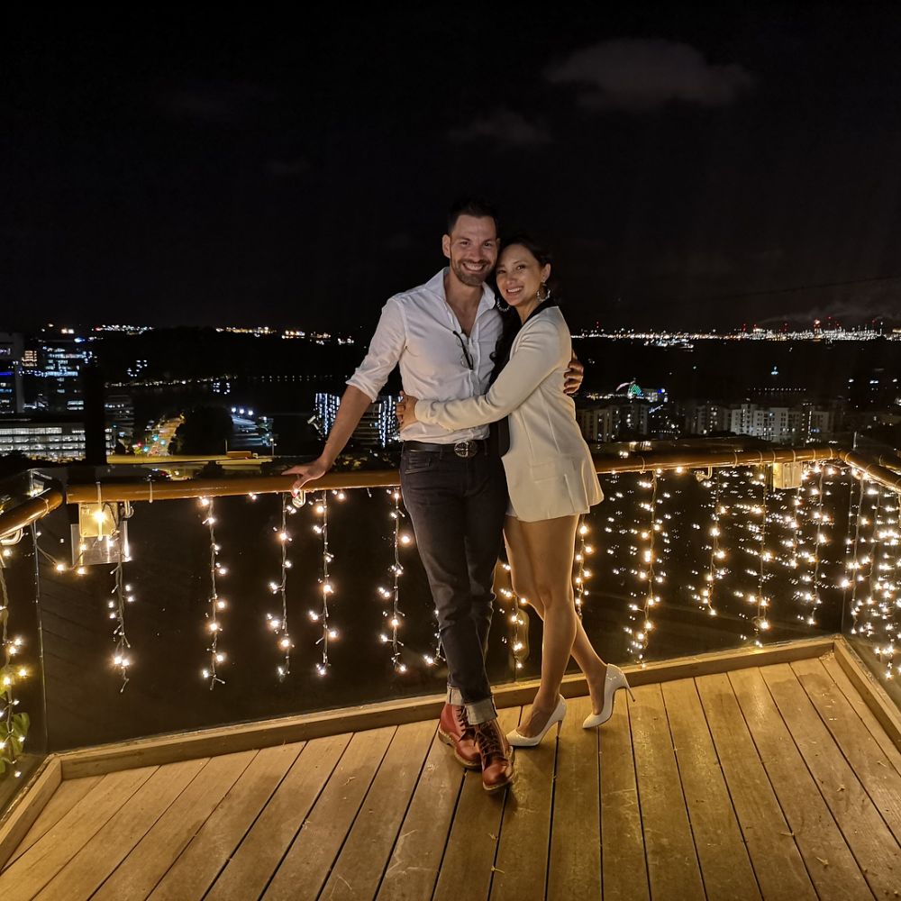 10 Potret kedekatan Tata Cahyani dengan pacar bule, bikin baper