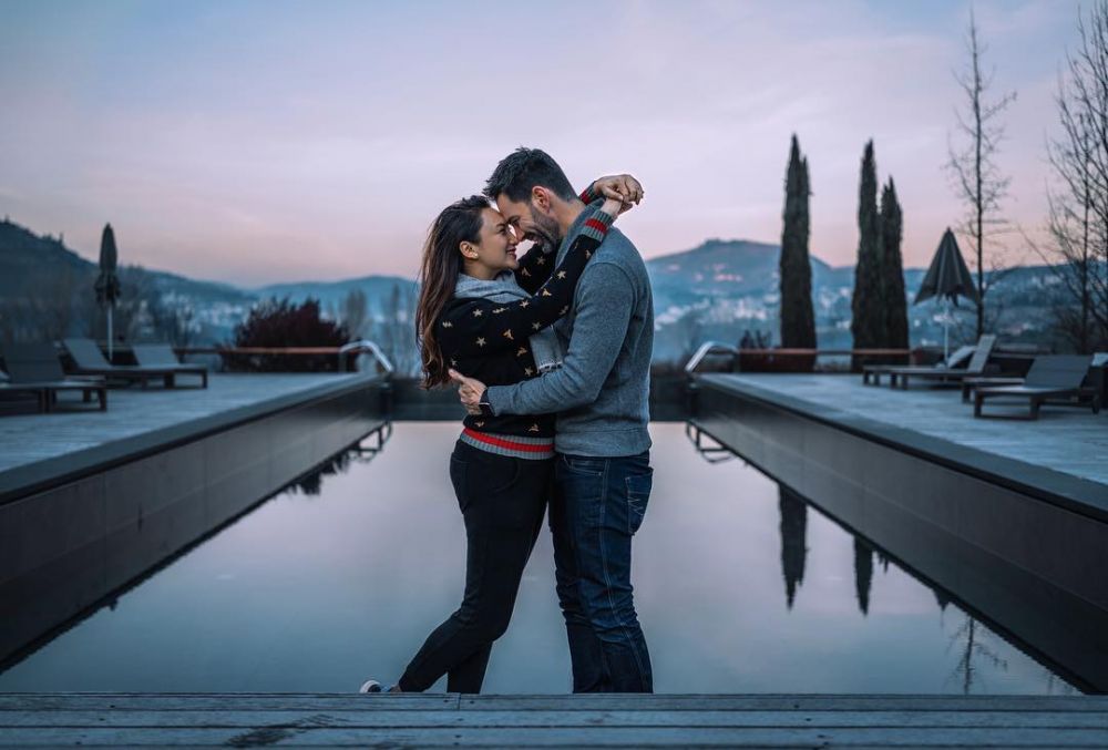 10 Potret kedekatan Tata Cahyani dengan pacar bule, bikin baper