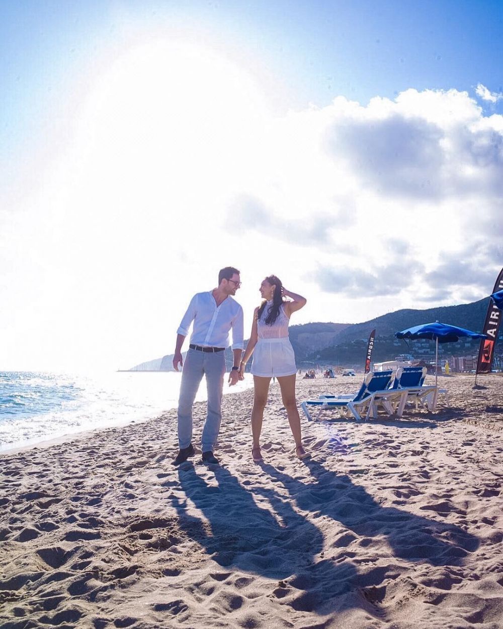 10 Potret kedekatan Tata Cahyani dengan pacar bule, bikin baper