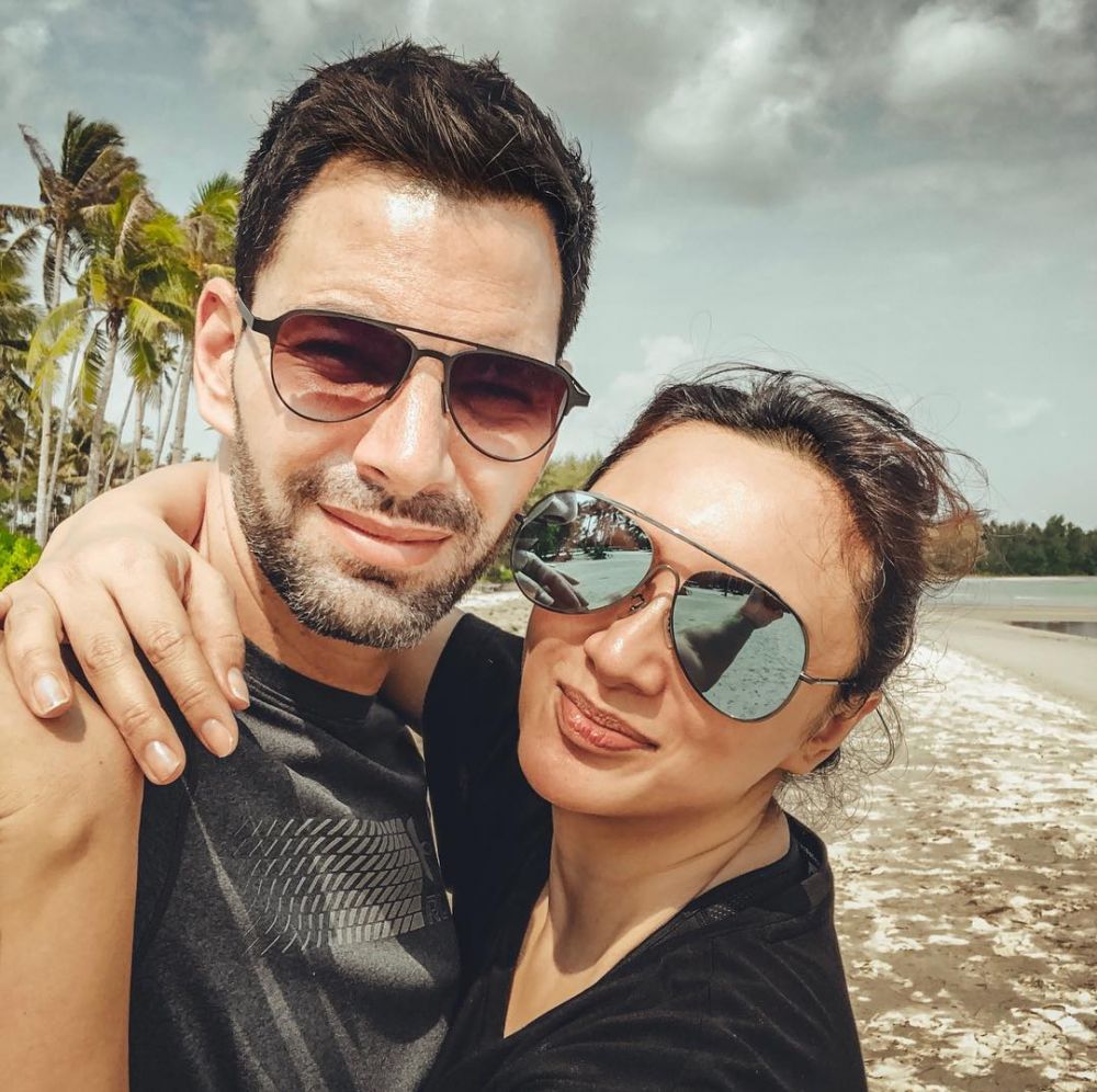 10 Potret kedekatan Tata Cahyani dengan pacar bule, bikin baper