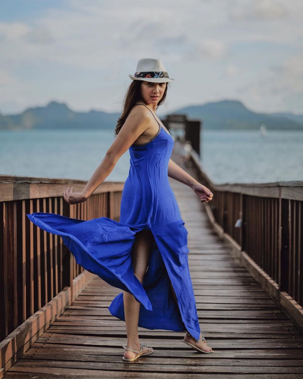 10 Potret kedekatan Tata Cahyani dengan pacar bule, bikin baper