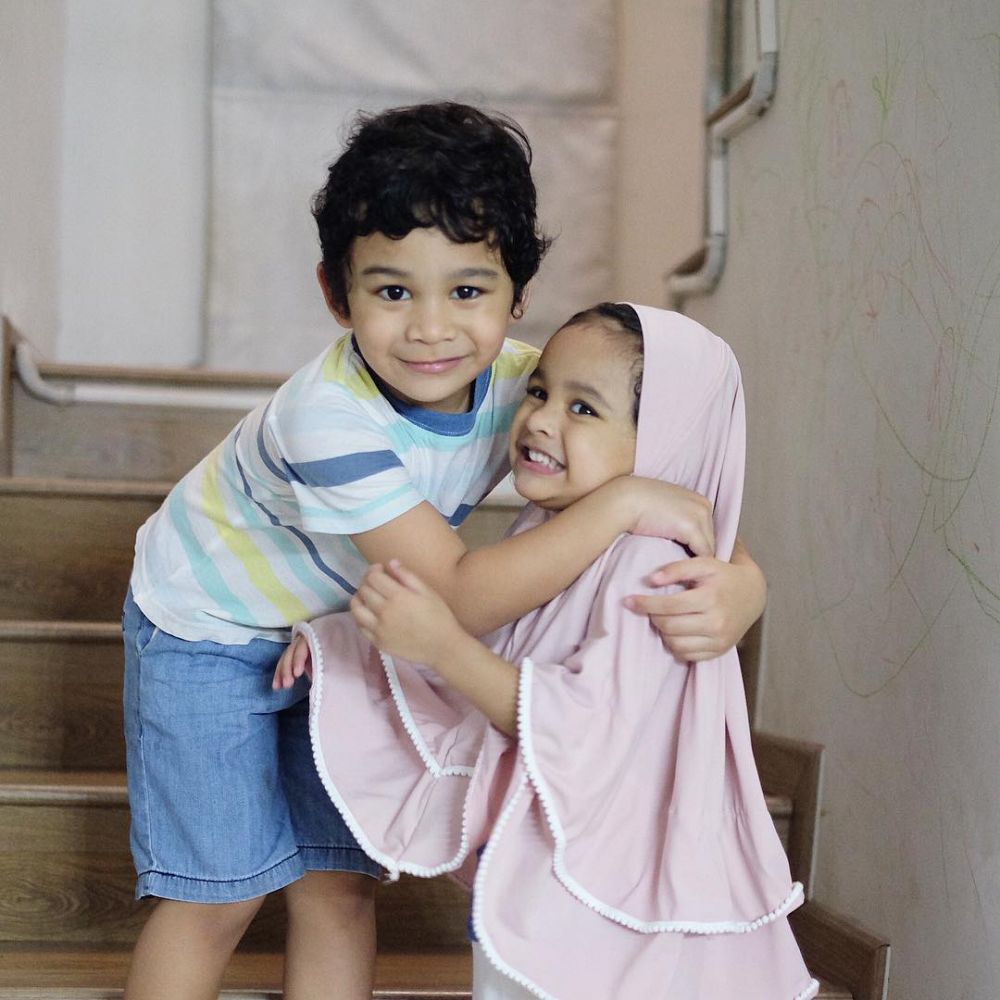 8 Potret Hawwa putri Shireen Sungkar pakai hijab, imut abis