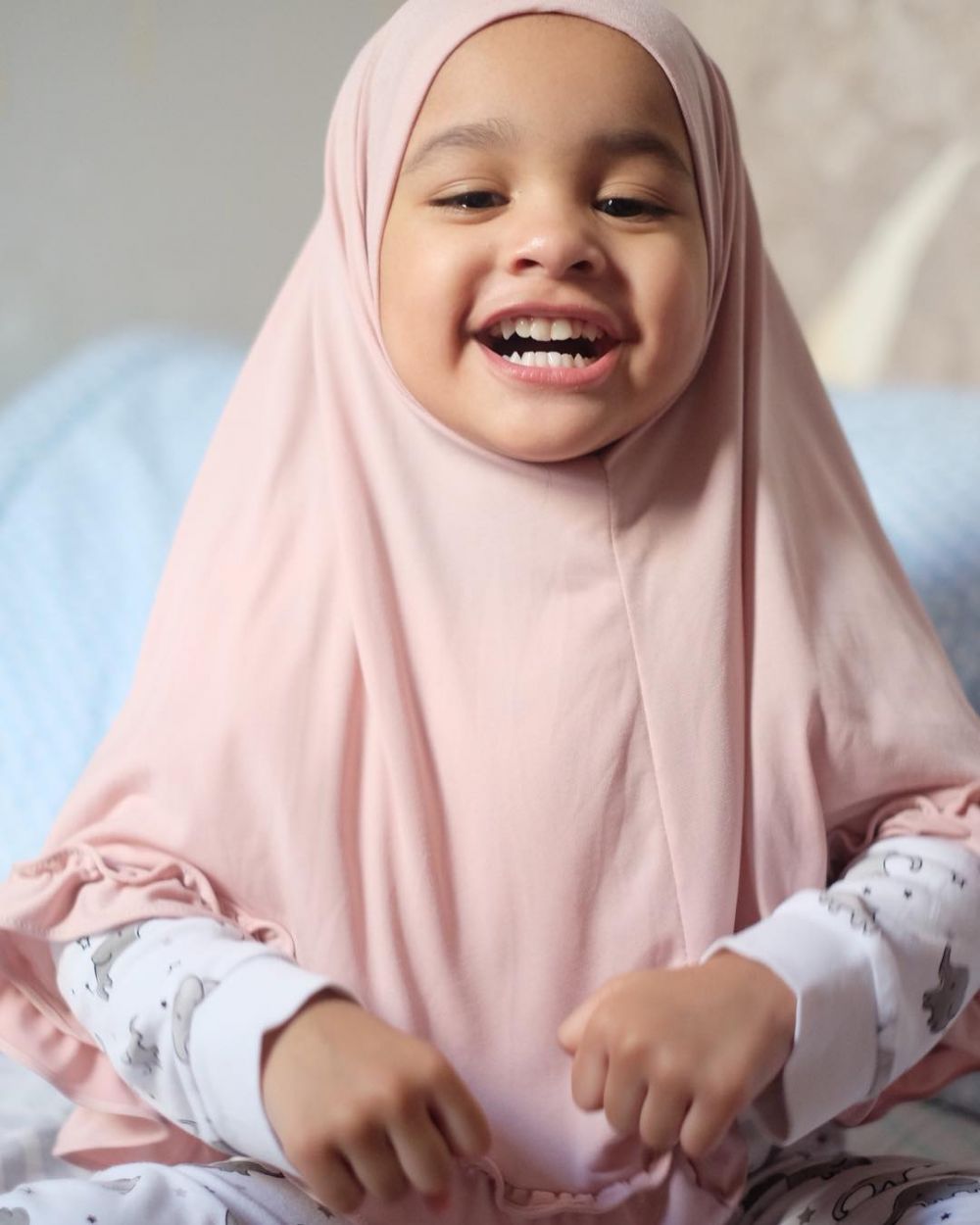 8 Potret Hawwa putri Shireen Sungkar pakai hijab, imut abis