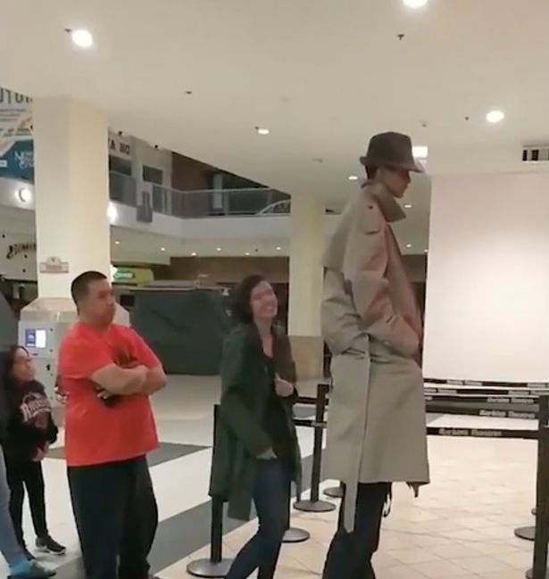 11 Tingkah lucu orang waktu di bioskop, bikin tepuk jidat