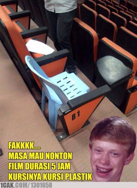 11 Tingkah lucu orang waktu di bioskop, bikin tepuk jidat