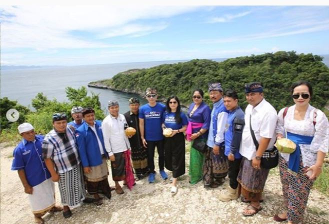 10 Momen Annisa Pohan dikerumuni ibu-ibu saat temani AHY kampanye