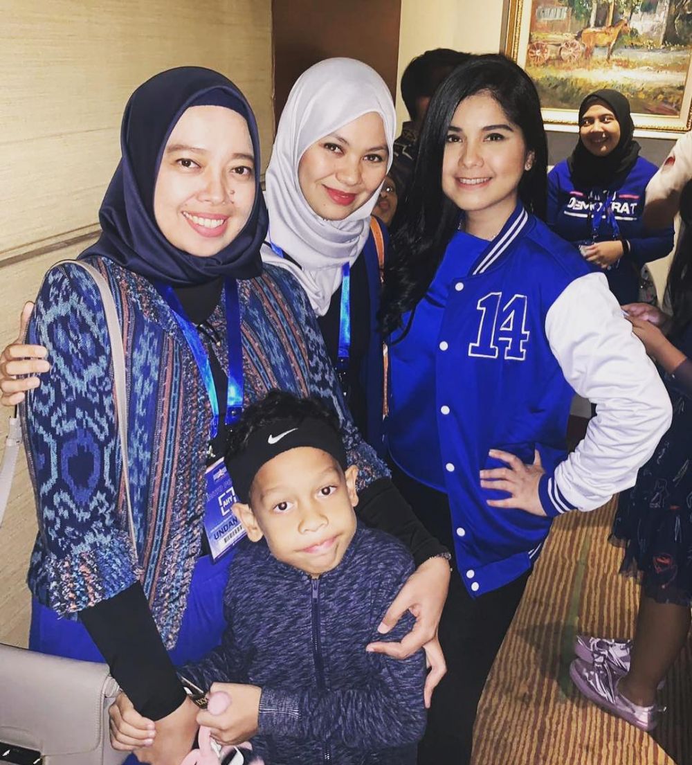 10 Momen Annisa Pohan dikerumuni ibu-ibu saat temani AHY kampanye