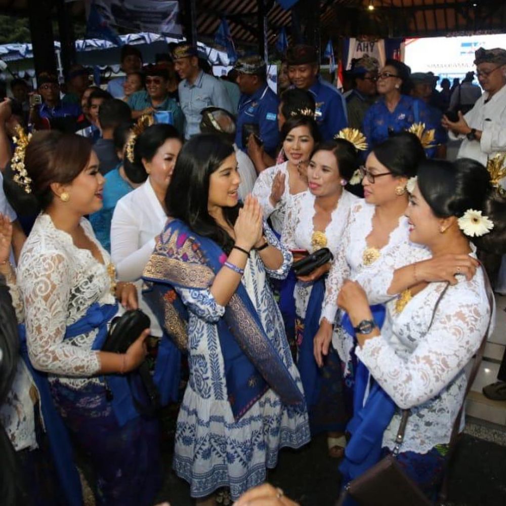 10 Momen Annisa Pohan dikerumuni ibu-ibu saat temani AHY kampanye