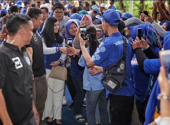 10 Momen Annisa Pohan dikerumuni ibu-ibu saat temani AHY kampanye