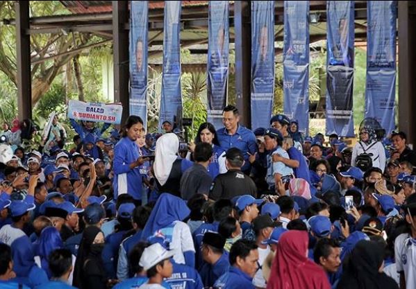 10 Momen Annisa Pohan dikerumuni ibu-ibu saat temani AHY kampanye