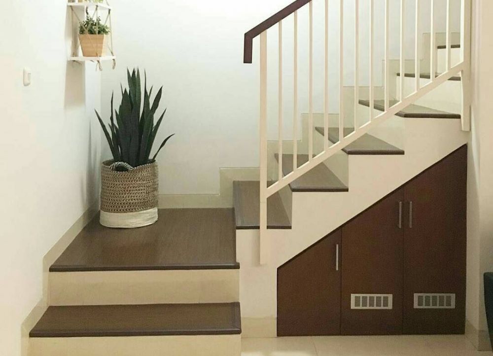 18 Desain  ruangan bawah tangga  simpel dan cozy abis