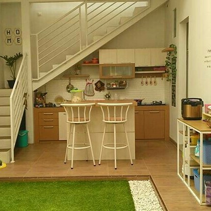 18 Desain ruangan bawah tangga, simpel dan cozy abis