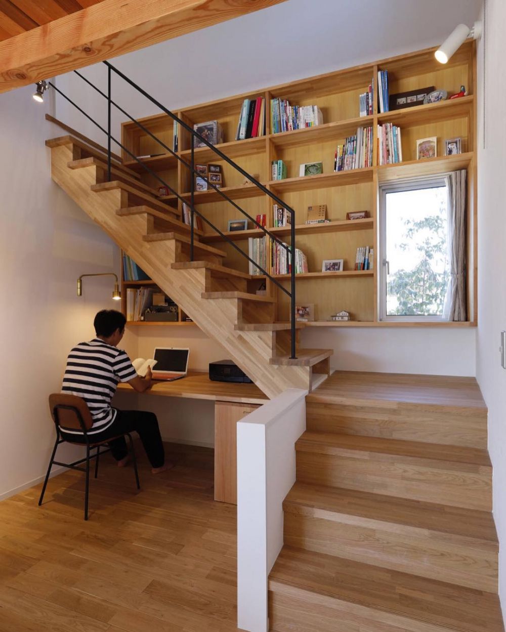 18 Desain ruangan bawah tangga simpel dan cozy abis