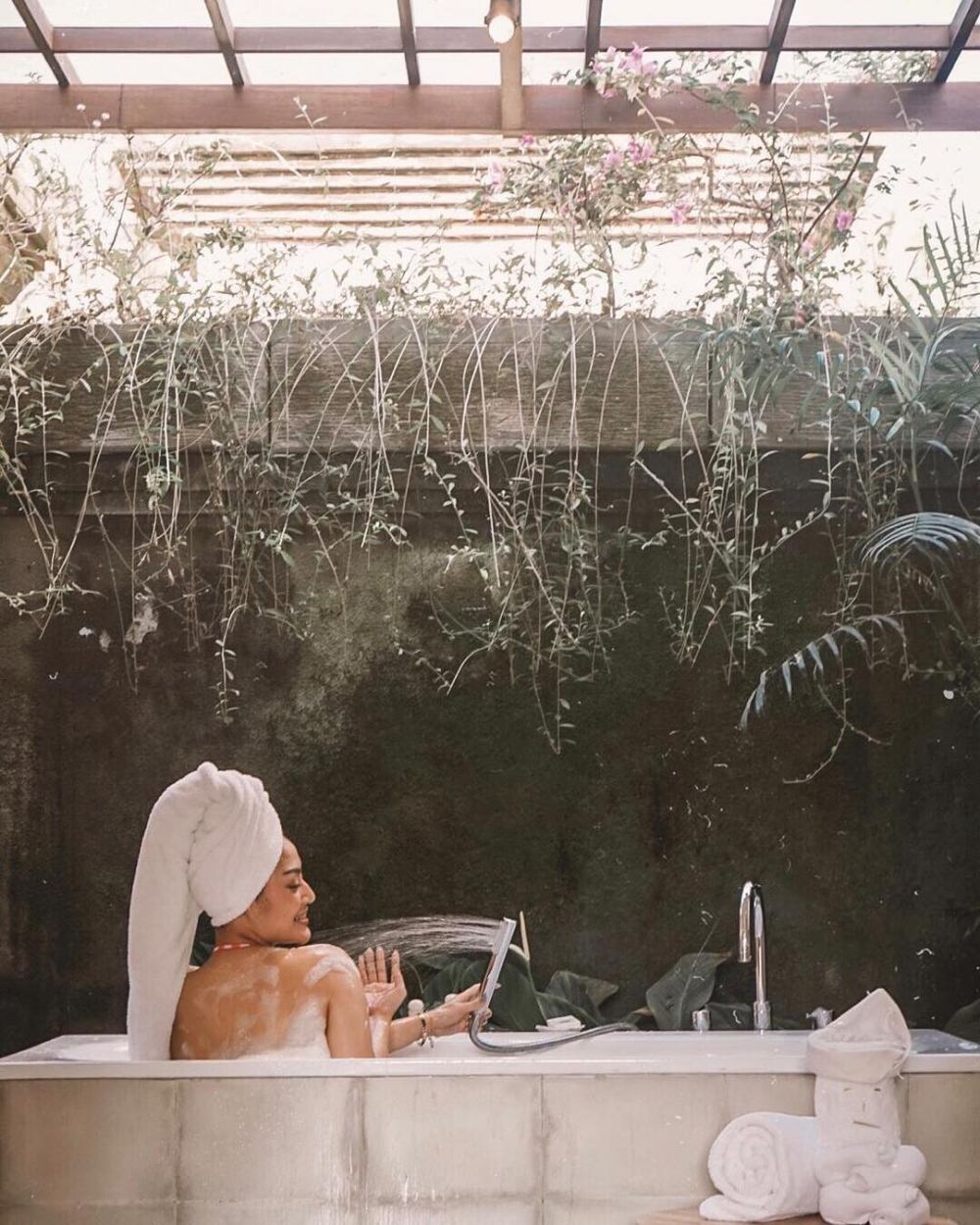 Unggah foto sedang mandi, Siti Badriah panen hujatan