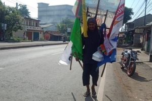 Pria ini jalan kaki Surabaya-Jakarta untuk ikut kampanye akbar di GBK