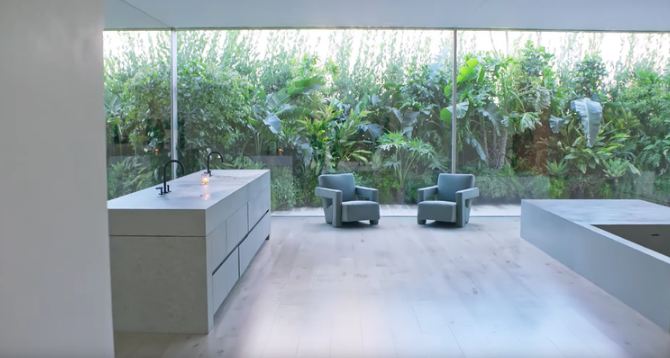 8 Foto rumah megah Kim Kardashian di California, mirip galeri seni