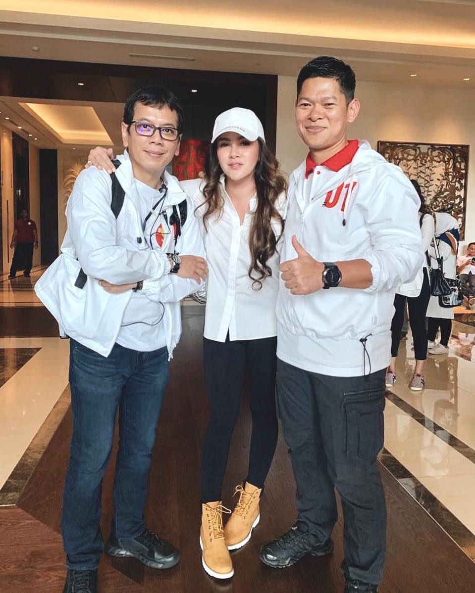 11 Gaya seleb ikut kampanye akbar Jokowi di GBK, serba putih