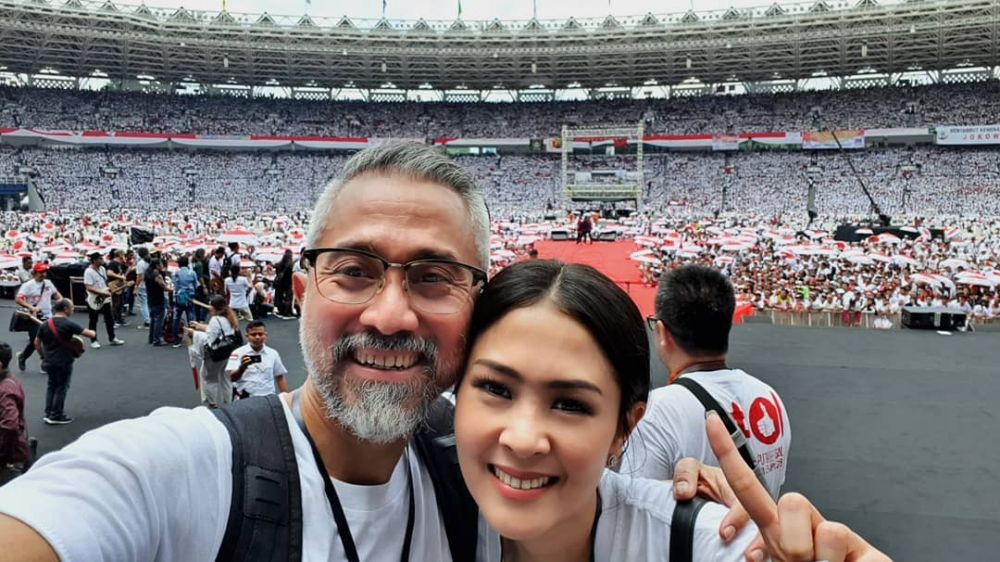 11 Gaya seleb ikut kampanye akbar Jokowi di GBK, serba putih