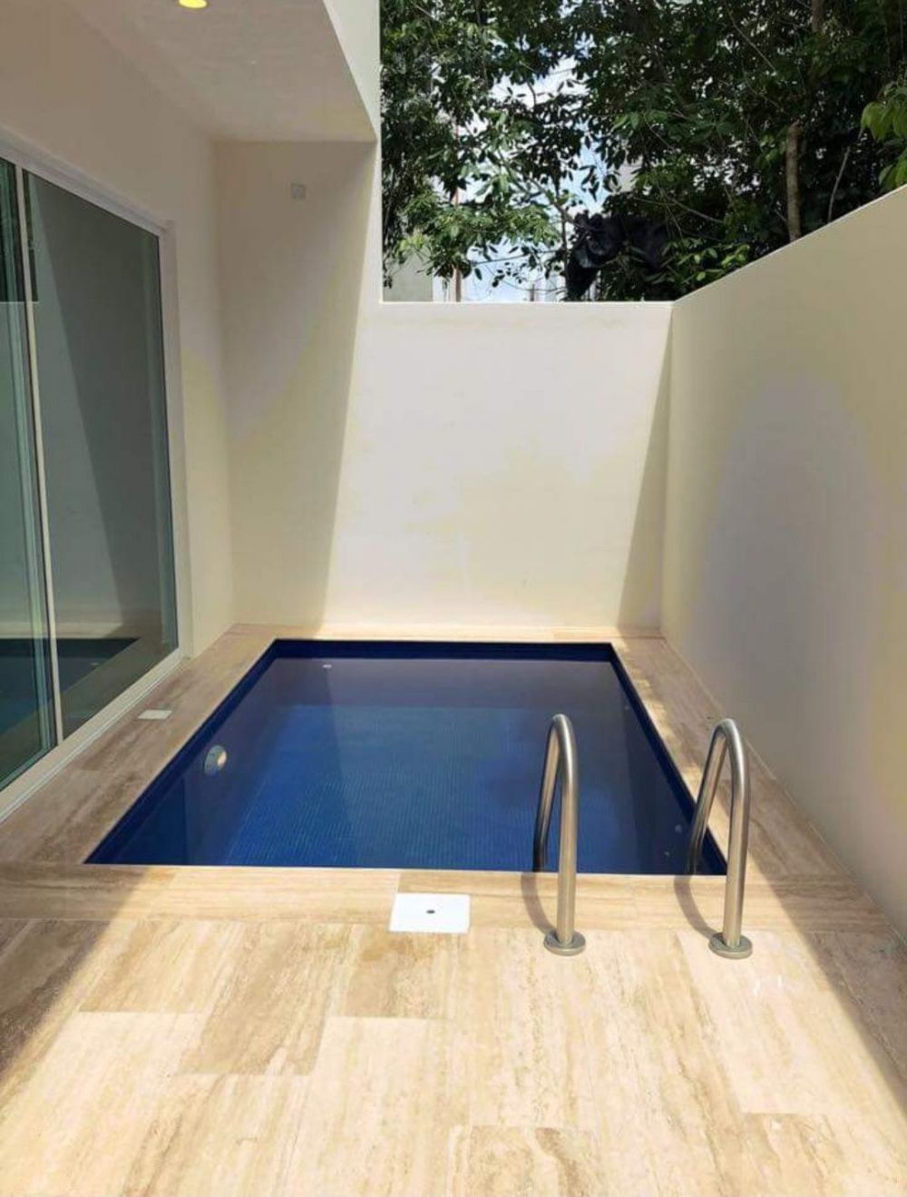 16 Desain kolam renang ini cocok buat rumah berhalaman sempit
