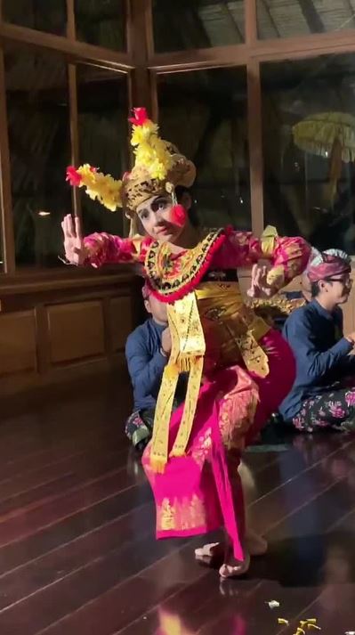 8 Potret asyik Kim Kardashian liburan di Bali bareng Kanye West