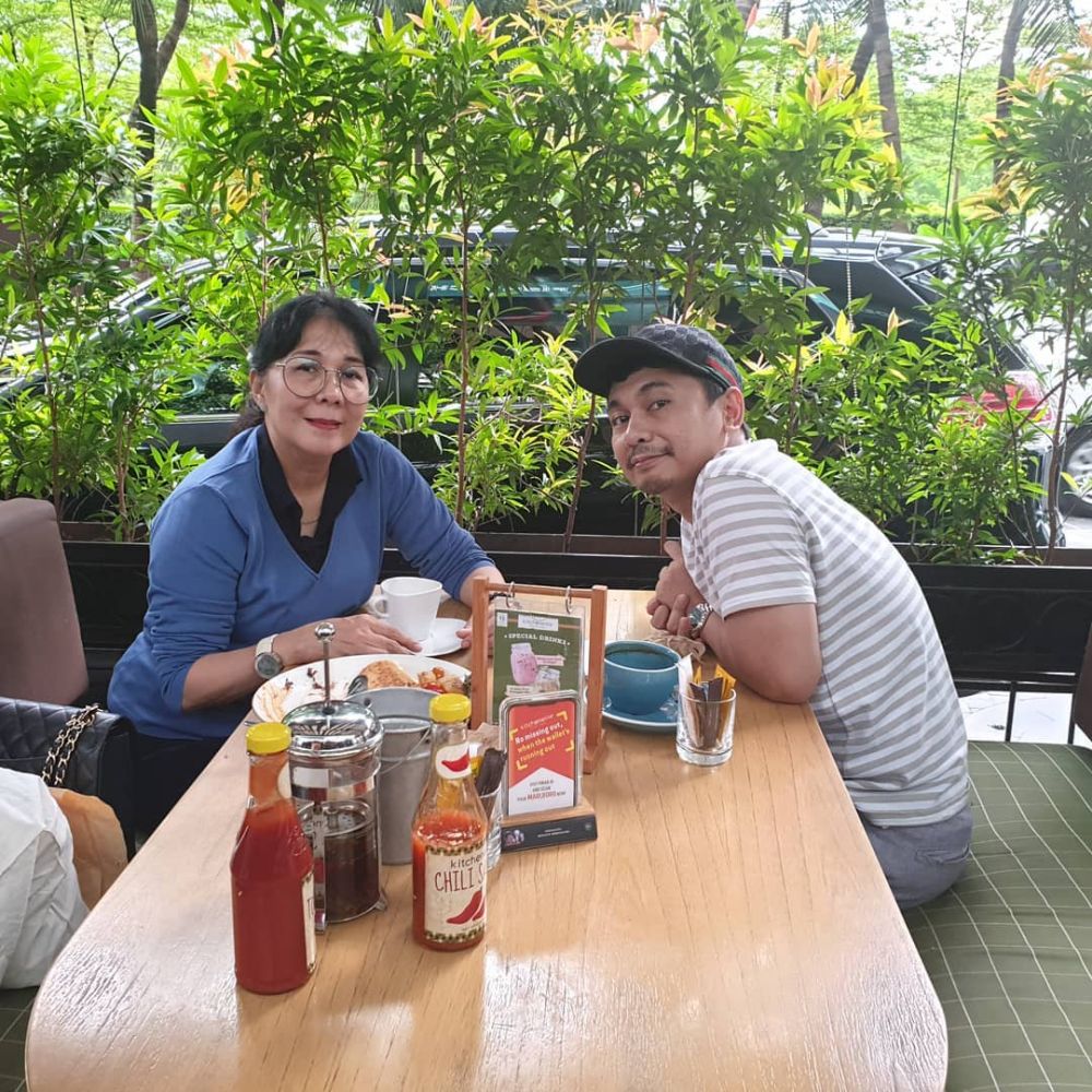 Potret 5 komedian dengan ibunya yang jarang tersorot