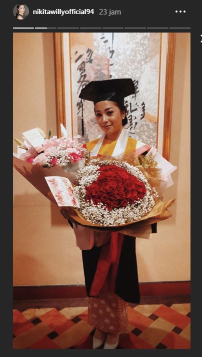 10 Momen bahagia wisuda Nikita Willy, dihadiri para penggemar