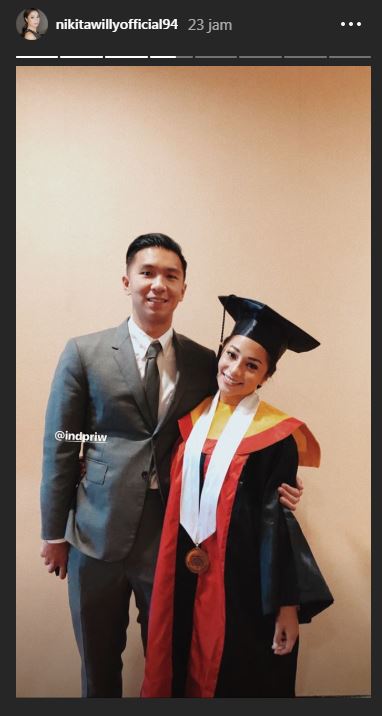 10 Momen bahagia wisuda Nikita Willy, dihadiri para penggemar