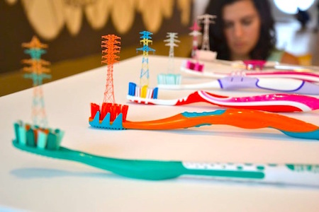 6 Karya seni ini manfaatkan limbah sikat gigi