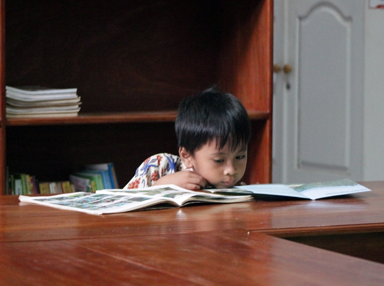 5 Manfaat membaca buku fisik pada anak, merangsang panca indera 